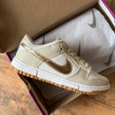 Tênis Dunk Low Metallic Gold Feminino