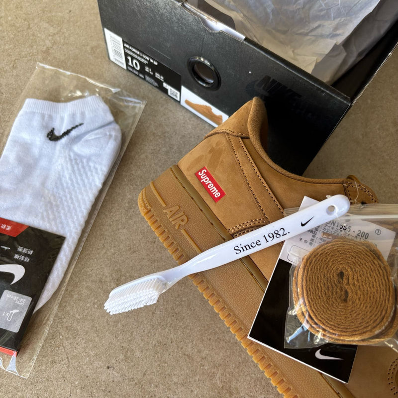 Tênis Air Force 1 x Supreme