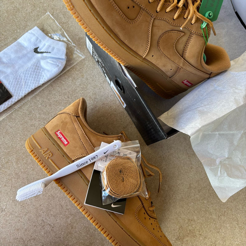 Tênis Air Force 1 x Supreme